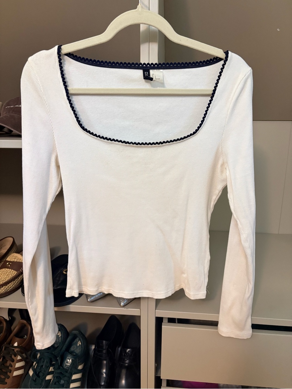 Divided (H&M) White Ribbed Long-Sleeve Top with Navy Scalloped Trim